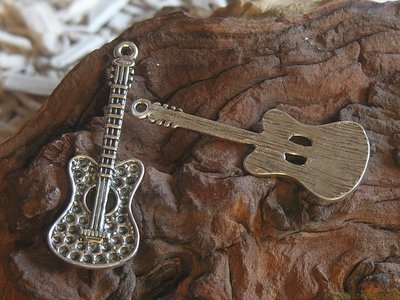 Gitaar met kastje voor 2mm similisteen, 64x23mm, zilverkleur