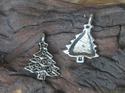 Kerstboom, 24x17mm, zilverkleur