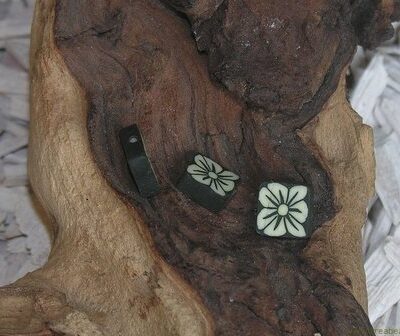 Kraal vierkant met bloem, 10x10mm, zwart-wit